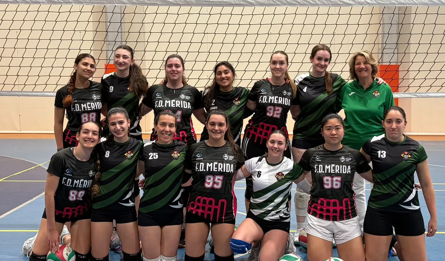El voleibol como punto de encuentro: convivencia entre generaciones en un amistoso especial