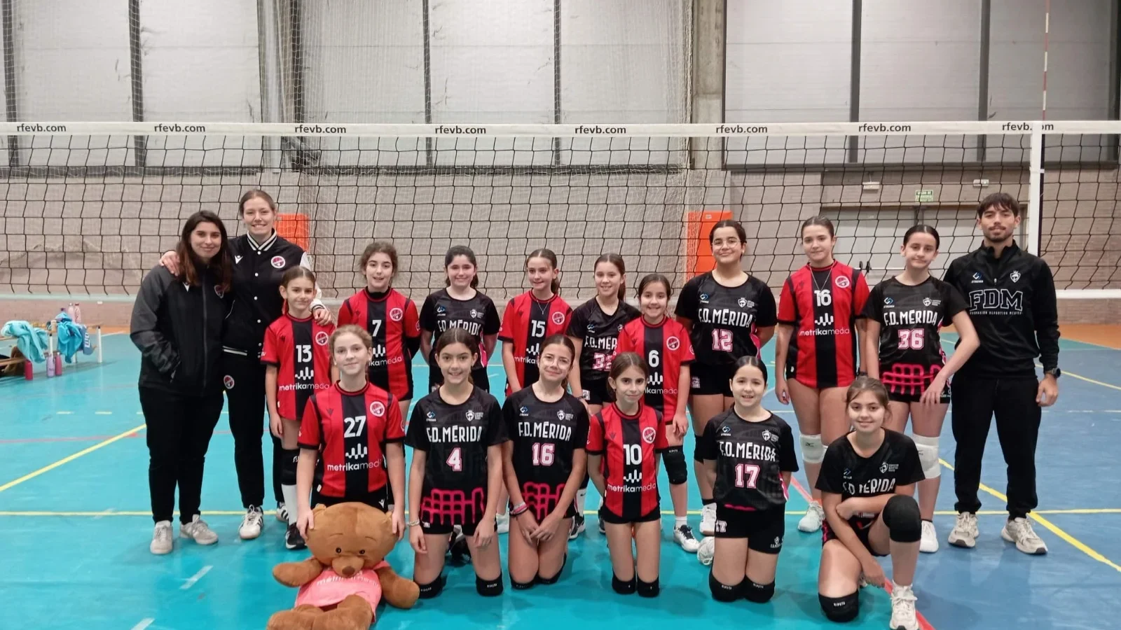 Inicio de la liga de voleibol con buenas sensaciones y victoria del Juvenil Negro