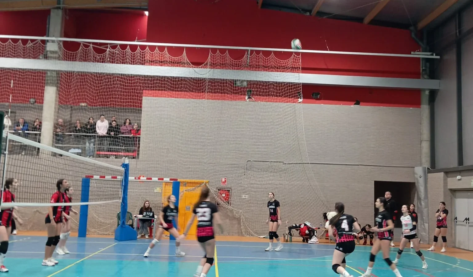Cadete y juvenil rozan la victoria en una jornada vibrante de voleibol